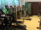 Goście mogą skorzystać z profesjonalnie wyposażonej sali fitness