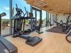 Sala fitness jest wyposażona w różnorodny sprzęt do ćwiczeń
