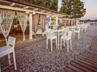 W Resorcie działa sezonowa restauracja i bar przy basenie. Bar jest też na plaży