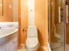 Łazienka z kabiną prysznicową w pokoju 2-osobowym