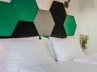 W sypialni są dwa pojedyncze łóżka, które można ze sobą złączyć