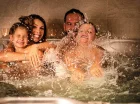 Kąpiel w jacuzzi może być rozrywką dla całej rodziny
