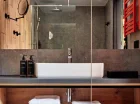 Nowoczesna łazienka wyposażona w kosmetyki, ręczniki, prysznic, suszarkę