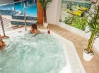 Z basenem sąsiaduje cieplutki jacuzzi