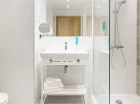 Pokoje dysponują prywatną łazienką z kabina prysznicową i suszarką do włosów