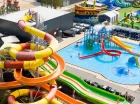 Dumą i wizytówką resortu w Łazach jest zewnętrzny aquapark z podgrzewaną wodą