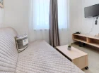 Rozkładana sofa i TV z płaskim ekranem w apartamencie superior