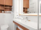Każdy apartament dysponuje prywatna łazienką z kabiną prysznicową