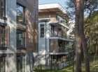 To nowo wybudowany kompleks apartamentów otoczonych sosnowym lasem