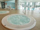 W sali basenowej jest strefa z relaksującymi jacuzzi