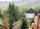 Z balkonów rozpościera się widok na lasy i góry