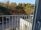 Balkon apartamentu z widokiem na nadmorski las