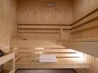 Dodatkowe strefy relaksu w kamienicy to sauna i stoliczki na dziedzińcu