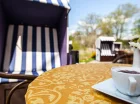 Na dolnym tarasie ustawiono przytulne kosze plażowe