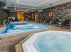 W hotelu można korzystać z basenu oraz jacuzzi