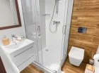 Każdy z pokoi i apartamentów posiada prywatną łazienkę z kabiną prysznicową