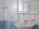 Każdy pokój dysponuje własną łazienką z kabiną prysznicową i suszarką do włosów