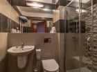 Łazienki zostały wyposażone w kabiny prysznicowe