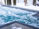 Zewnętrzne jacuzzi pozwala na relaks niezależnie od pory roku