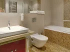 Każdy apartament posiada łazienkę z wanną i suszarką do włosów