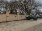 Przed budynkiem przygotowano parking dla gości