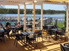 W ciepłe dni hotel udostępnia przyjemny taras nad jeziorem