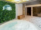 W strefie wellness jest jacuzzi, sauna i grota solna