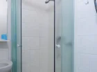 W łazience jest prysznic i suszarka do włosów