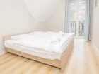 Oraz sypialnia z dużym podwójnym łóżkiem