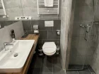 W nowoczesnej łazience jest pełen węzeł sanitarny