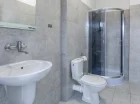 Każdy pokój dysponuje własną łazienką z kabiną prysznicową lub wanną