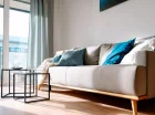 Oraz rozkładana sofa w salonie