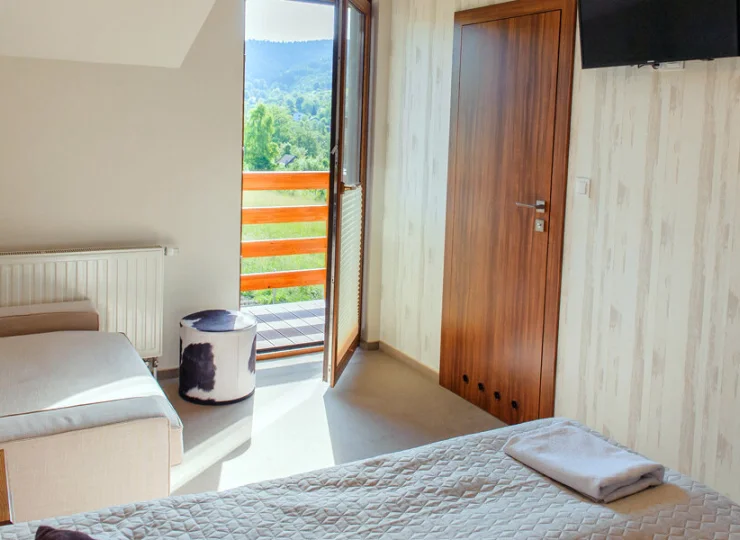 Pokój 2+2 comfort ma balkon z widokiem na okolicę