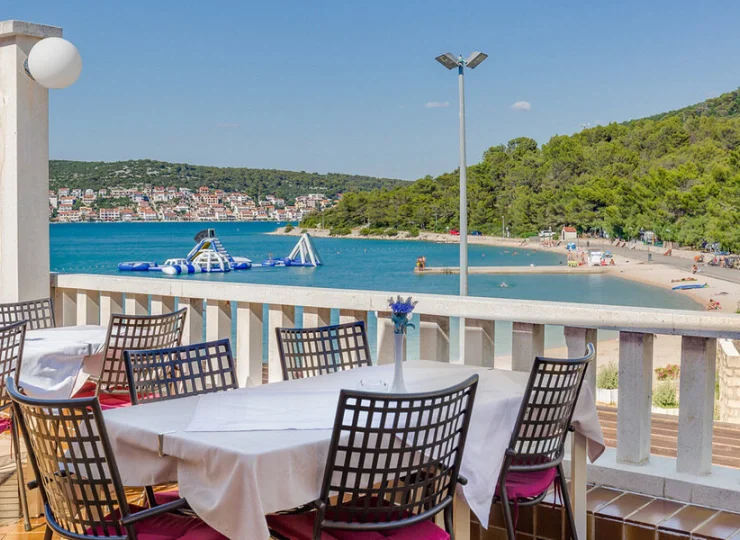 Na terenie ośrodka Jezera Village jest bar i restauracja