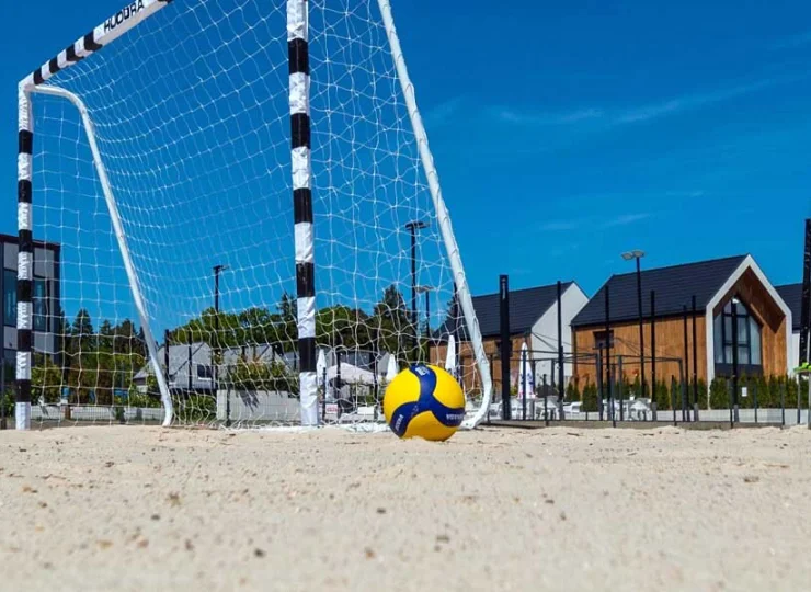 Nowa strefa sportowa z boiskiem do piłki nożnej, siatkówki plażowej i badmintona
