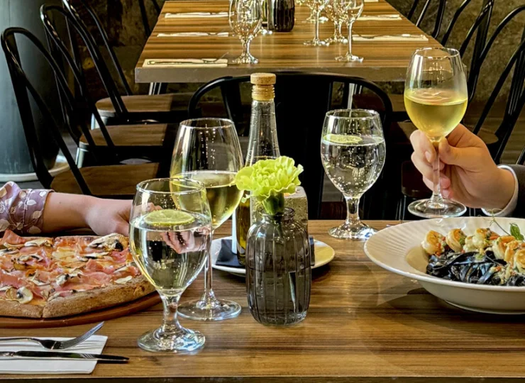 W restauracji można zamawiać różnorodne dania z menu