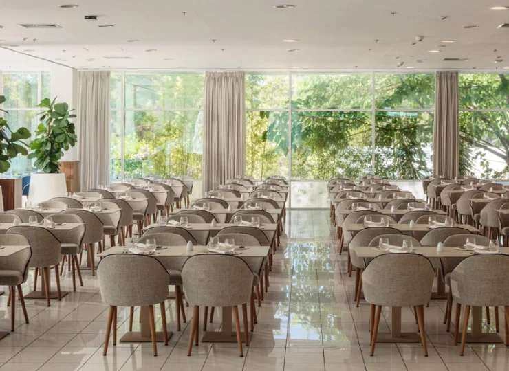 Główna hotelowa restauracja serwuje śniadania i kolacje w formie bufetu