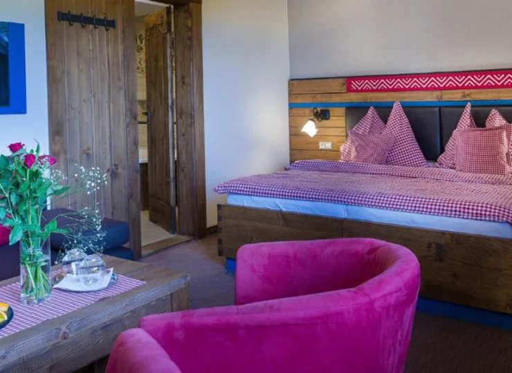Pokoje Comfort wyróżnia jacuzzi w łazience, balkon oraz góralskie elementy