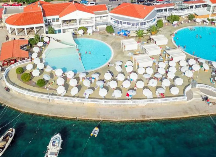 Hotel wyróżnia największy kompleks zewnętrznych basenów w okolicy