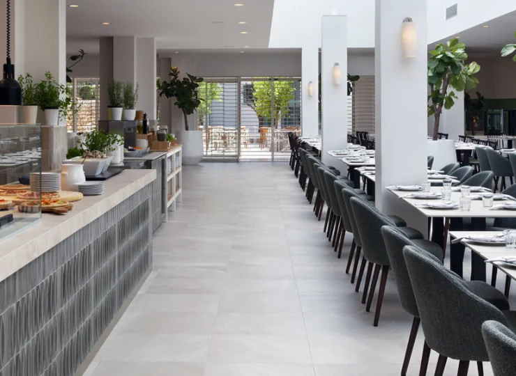 Hotelowa restauracja oferuje śniadania i obiadokolacje w formie bufetu