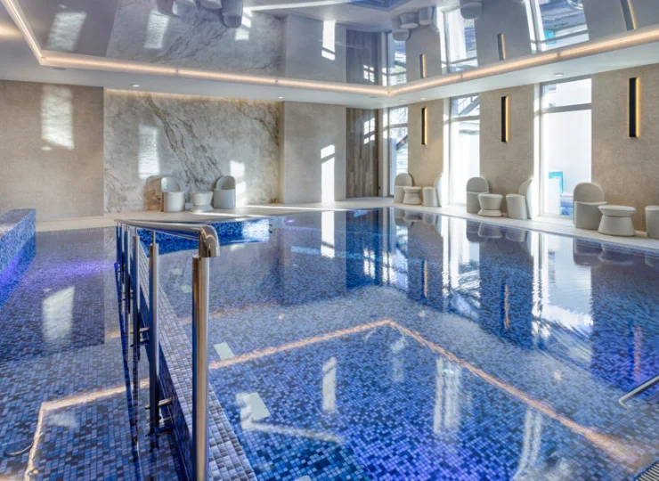 Po aktywnościach można odprężyć się w basenie z hydromasażem