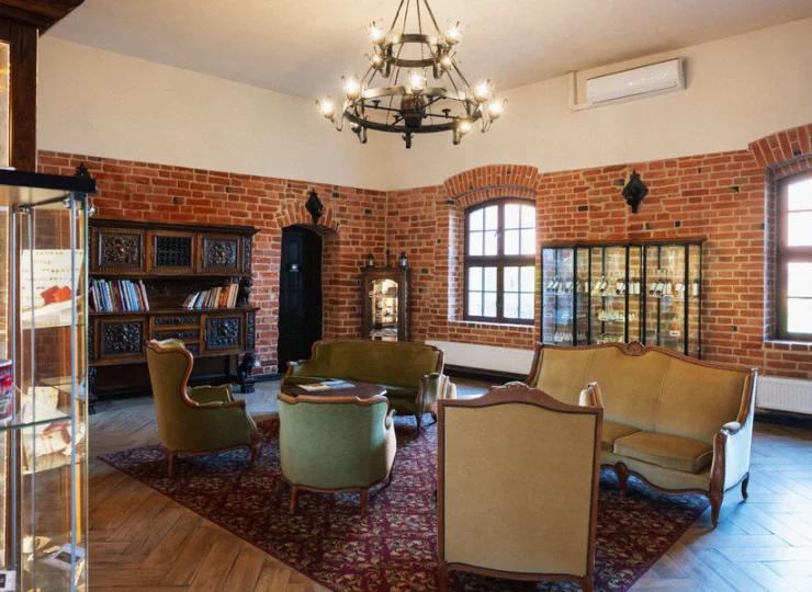 Stylowe, zamkowe wnętrza lobby wprowadzają gości w atmosferę hotelu już od progu