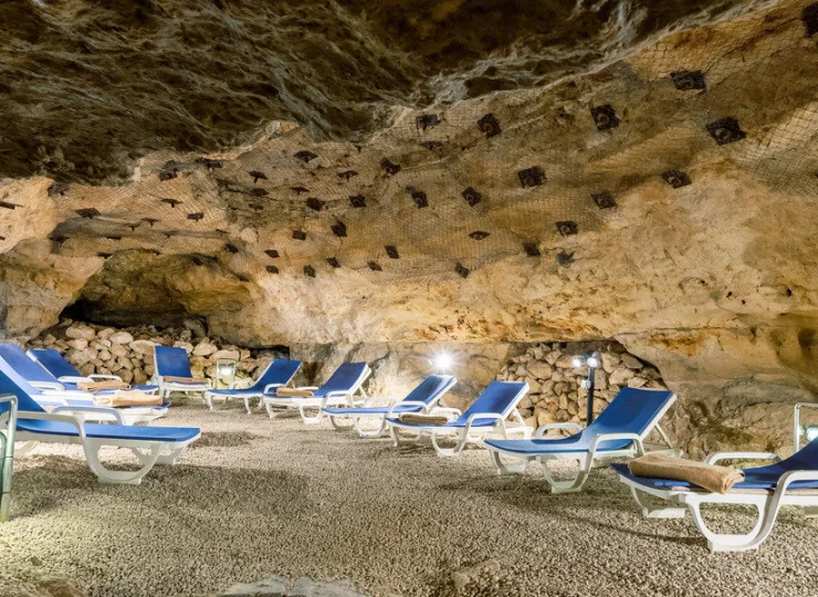 Hotel jest połączony korytarzem z jaskinią o leczniczym mikroklimacie