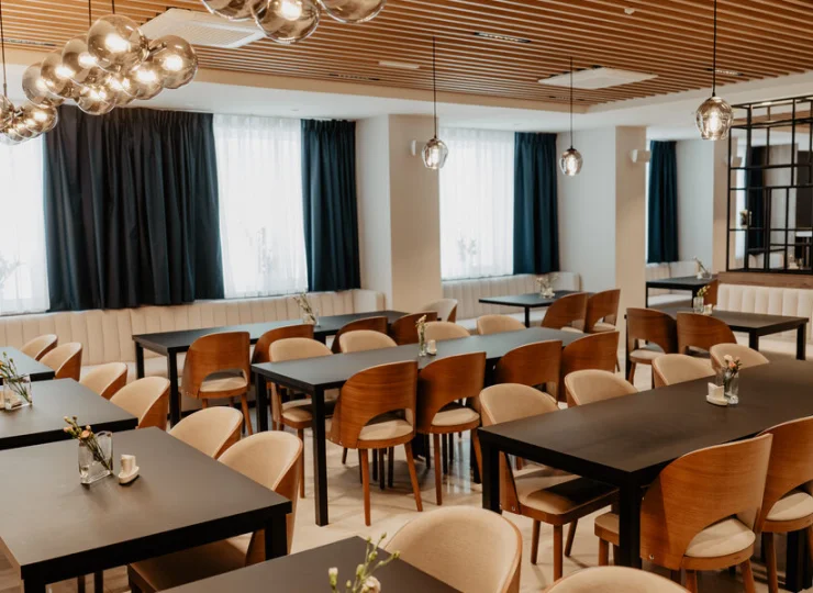 Wnętrza restauracji są urządzone nowocześnie i ze smakiem