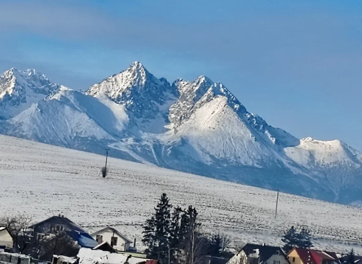 Zimowy widok z okna skierowanego ku Tatrom