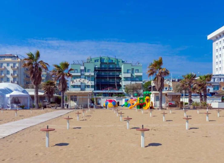 Piaszczysta plaża mieści się wprost przed hotelem