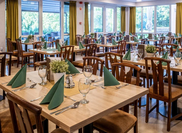 W hotelu znajduje się przestronna sala restauracyjna