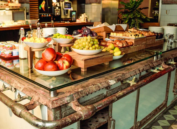 Śniadania i obiadokolacje są podawane w formie bufetu