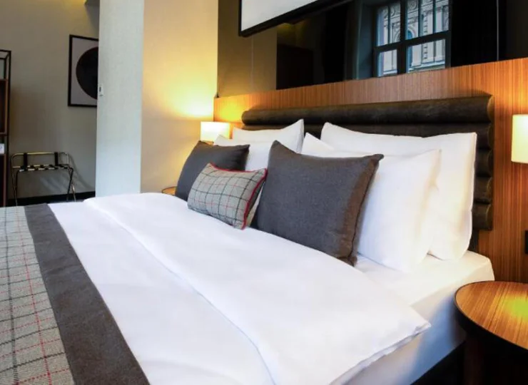 Pokoje są wyposażone w takie udogodnienia, jak biurko, czajnik, minibar