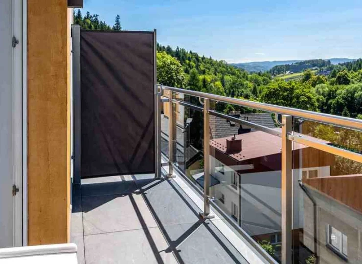 Pokoje mają balkon z widokiem na góry lub las